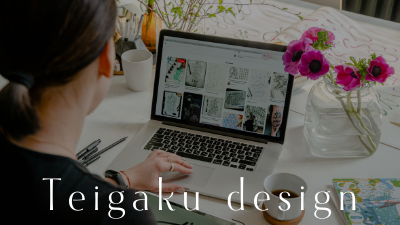 パソコンを使ってデザインを制作しているところ