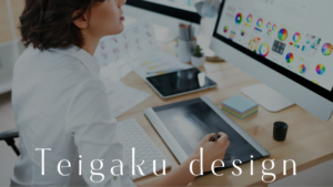 グラフィックデザイナーがでPCでデザインを制作しているところ