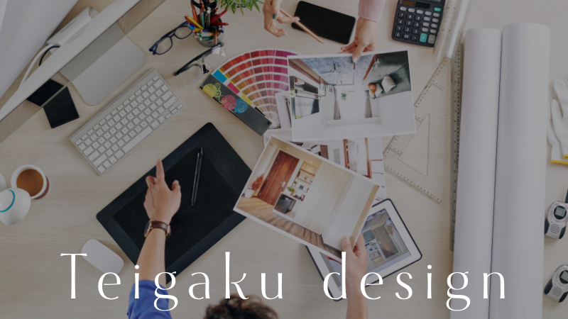 グラフィックデザイナーが定額でデザインを制作している
