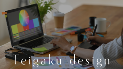 グラフィックデザイナーがデザイン制作の仕事をしているところ