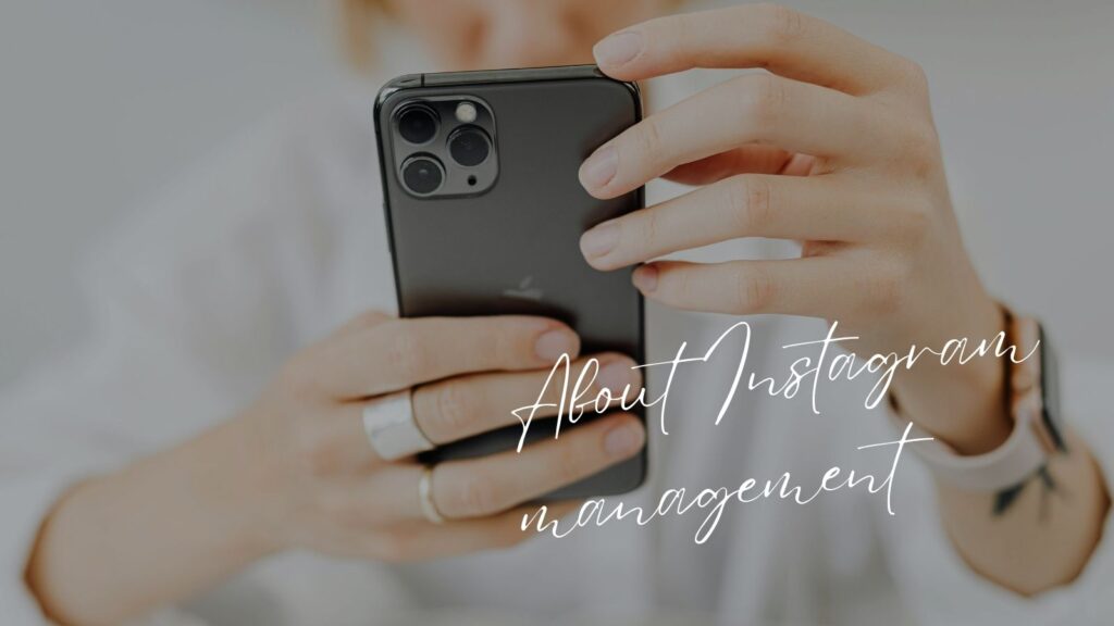 スマホでインスタグラムを操作する手元